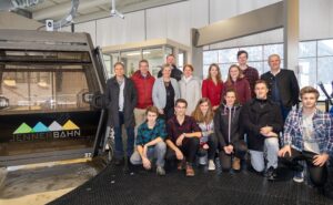 Bild: Die Schülerinnen und Schüler des Berchtesgadener Gymnasiums mit Studiendirektor Martin Hofreiter (vorne, 2. von rechts), Jennerbahn-Vorstand Franz Moderegger (hinten rechts), hinten vlnr: Fachlehrer der Schnitzschule Jürgen Gasteiger, SFZ-Geschäftsführer Christoph Geistlinger, TheoPrax-Koordinatorin Petra Moderegger, Thomas Hettegger, Monika Gasteiger.